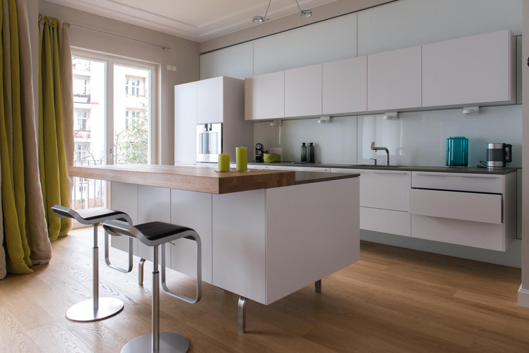 bulthaup b3 Küche in Weiß Hochglanz mit Massivholz-Tafel