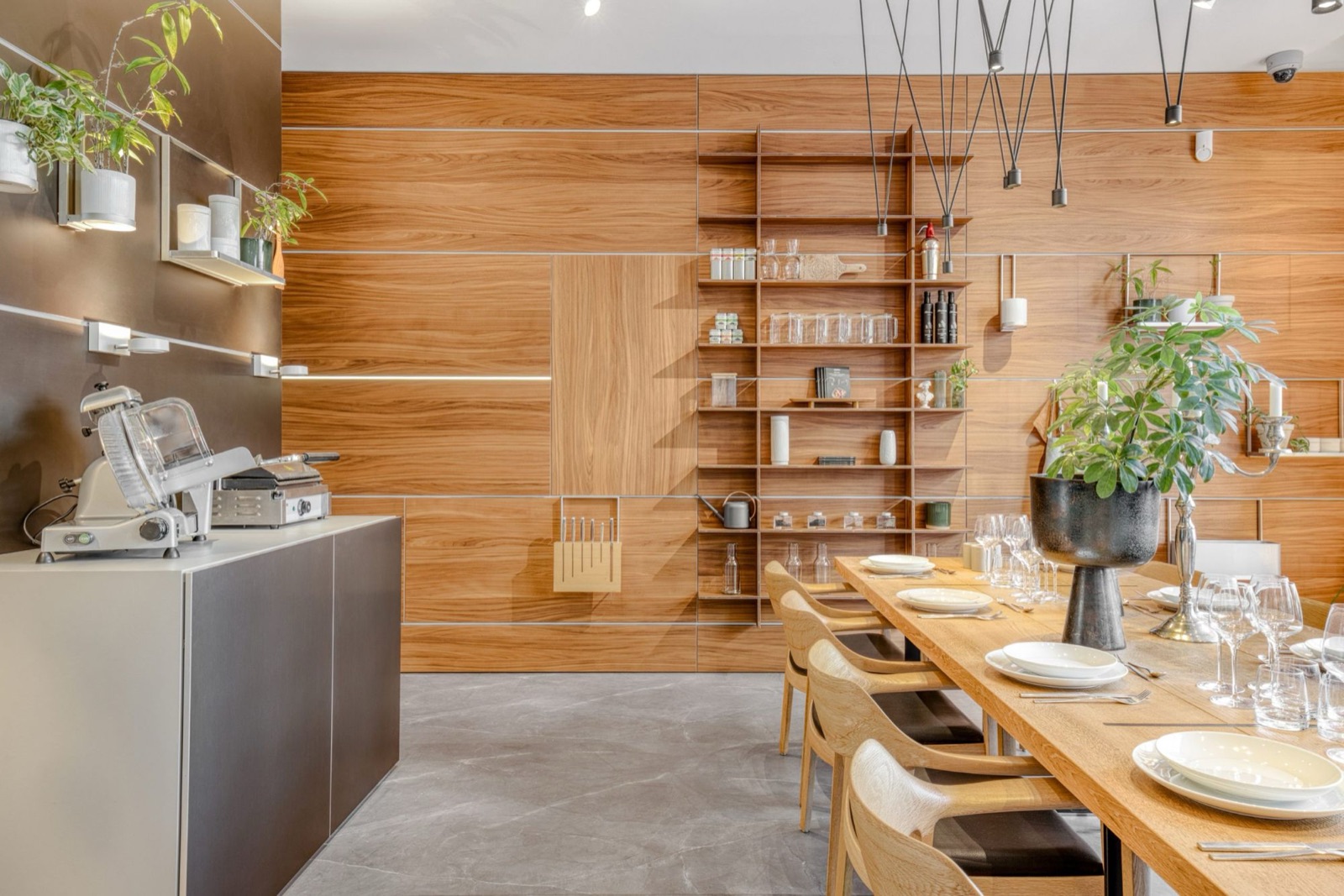 Innenraum des bulthaup Küchenstudios am preußenpark mit Küchenzeile, Tafel und Showroom-Regal